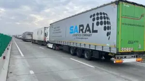Avrupa otoyolunda Almanya yönüne giden Saral Lojistik tırı