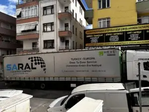 İstanbul'da apartman önüne yanaşmış Saral Lojistik tırına ev eşyası yüklemesi