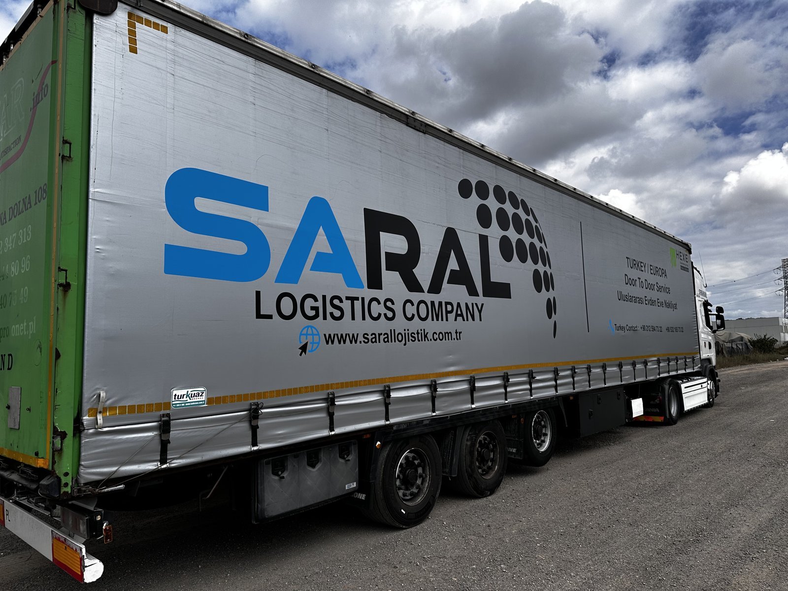 Saral Logistics Company yazılı tenteli dorse, arka çeyrek görünüm